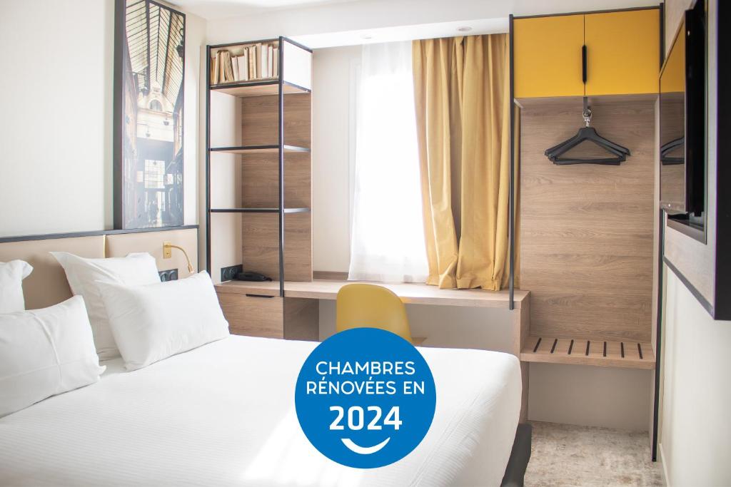ブロワにあるBrit Hotel Blois - Le Prémaのベッド2台が備わる客室で、チェンバーズプレーヤーのレビューシグンのサインが付いています。