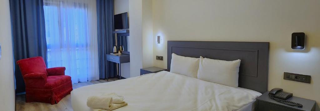 Postel nebo postele na pokoji v ubytování Shishly Palace Hotel
