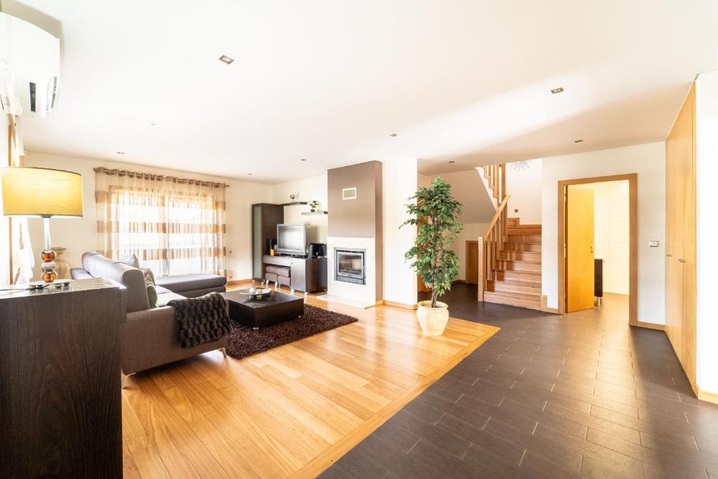 - un salon avec un canapé et une table dans l'établissement Casa de Palmeira by House and People, à Burgueiros