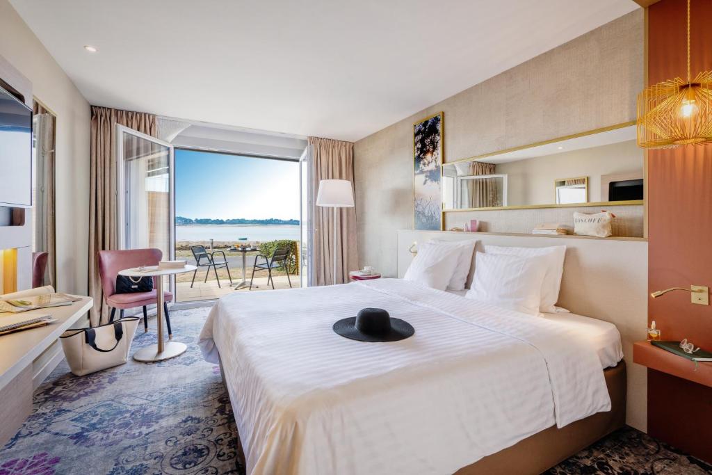 Postel nebo postele na pokoji v ubytování Hôtel Valdys Thalasso & Spa - Beau rivage