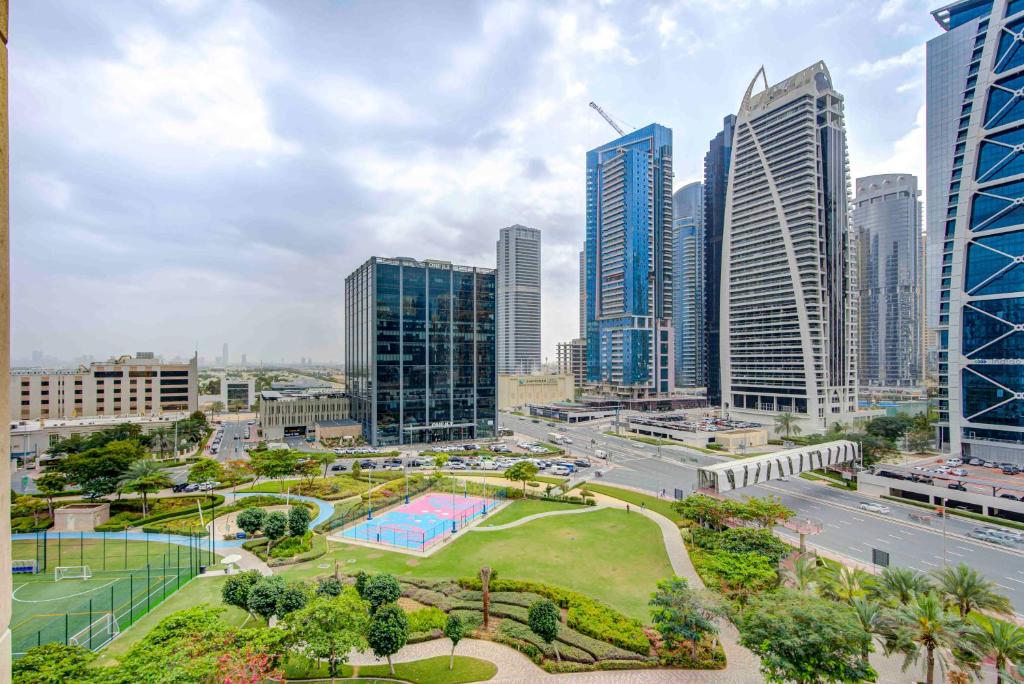 Výhled na bazén z ubytování #63 Elegant 2BR Apartment in O2 Residences JLT Dubai nebo okolí