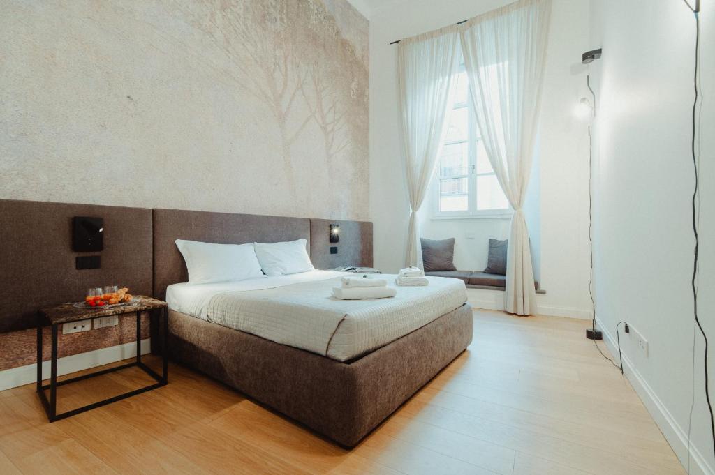 um quarto com uma cama e uma grande janela em Bufalini Boutique Apartment em Florença