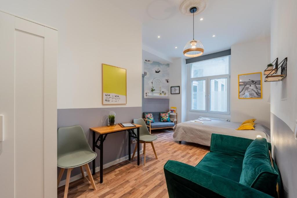 a living room with a green couch and a bed at Central 2 BR Flat in trendy area / Self check-in in Berlin