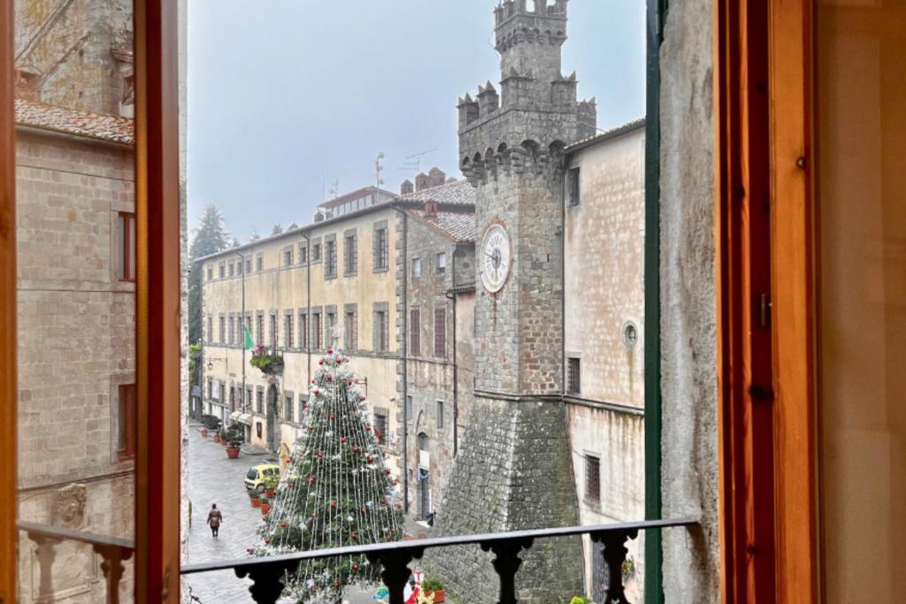 Una ventana con vistas a un árbol de Navidad en Alma BnB, en Santa Fiora