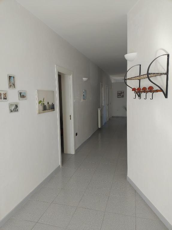 un pasillo vacío con un aro de baloncesto en la pared en Casa Bianca Luce, en Torre Santa Susanna
