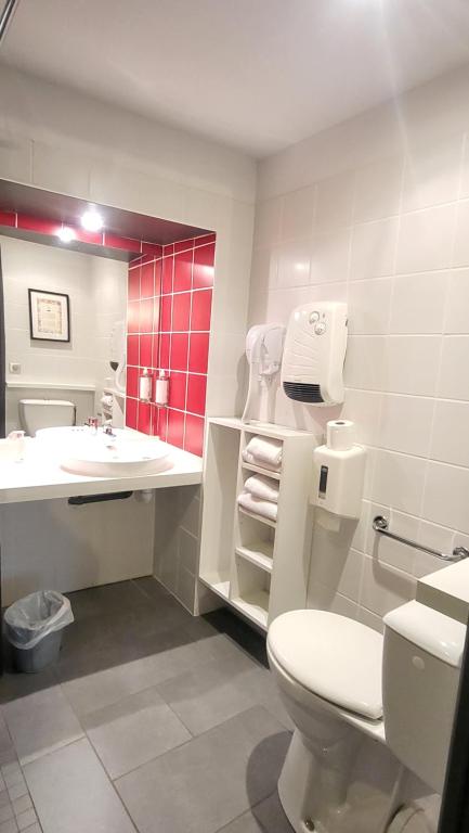 Koupelna v ubytování Hôtel Spa La Truite Dorée