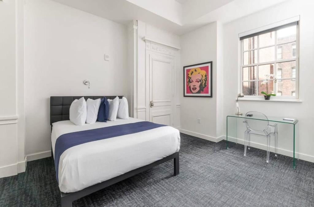 Un dormitorio con una cama grande y una ventana en Stylish Studio in Historic Boston - Unit #204, en Boston