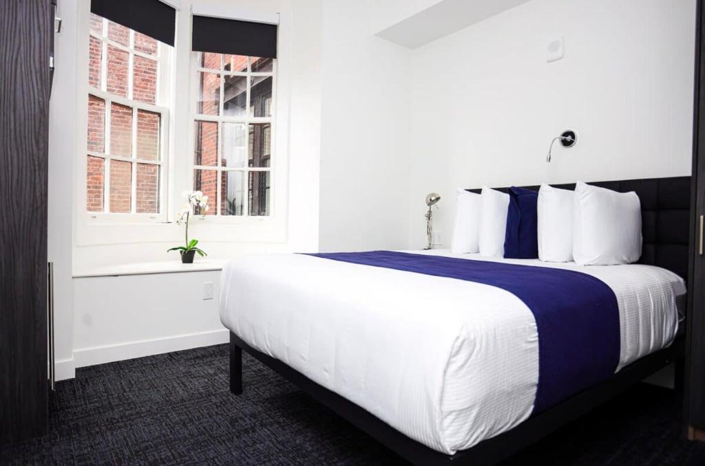 1 dormitorio con 1 cama blanca grande y ventana en Stylish Stay in Fenway Neighborhood - Unit #304, en Boston