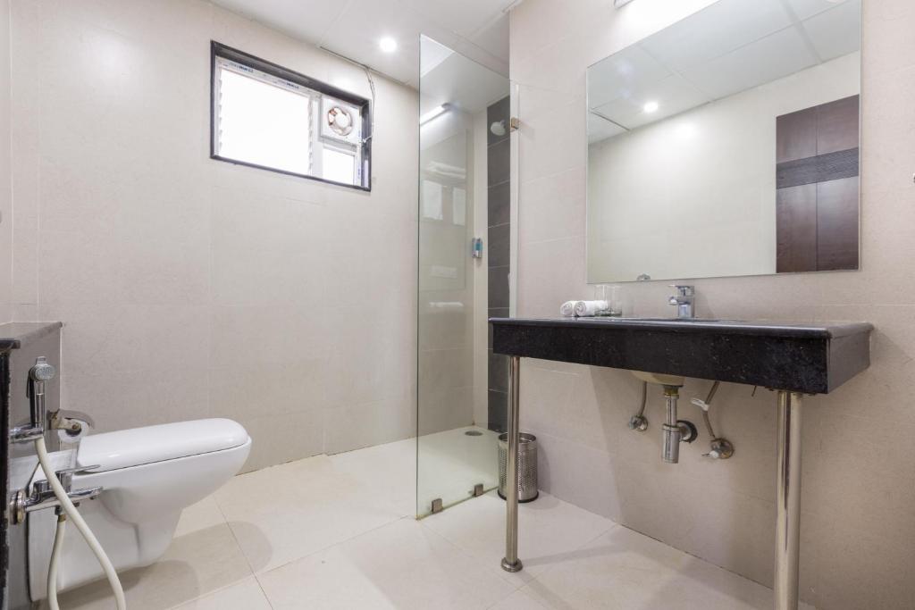 Koupelna v ubytování Sanctum Suites BEL Road Bangalore
