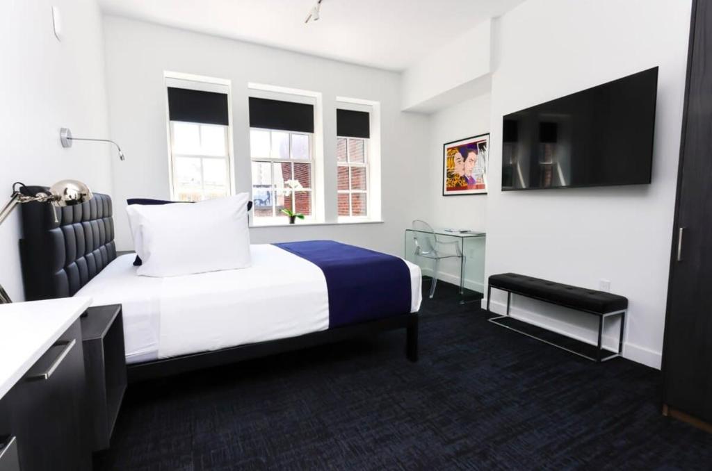 Habitación de hotel con cama y TV de pantalla plana. en Stylish Studio in Historic Boston - Unit #406 en Boston