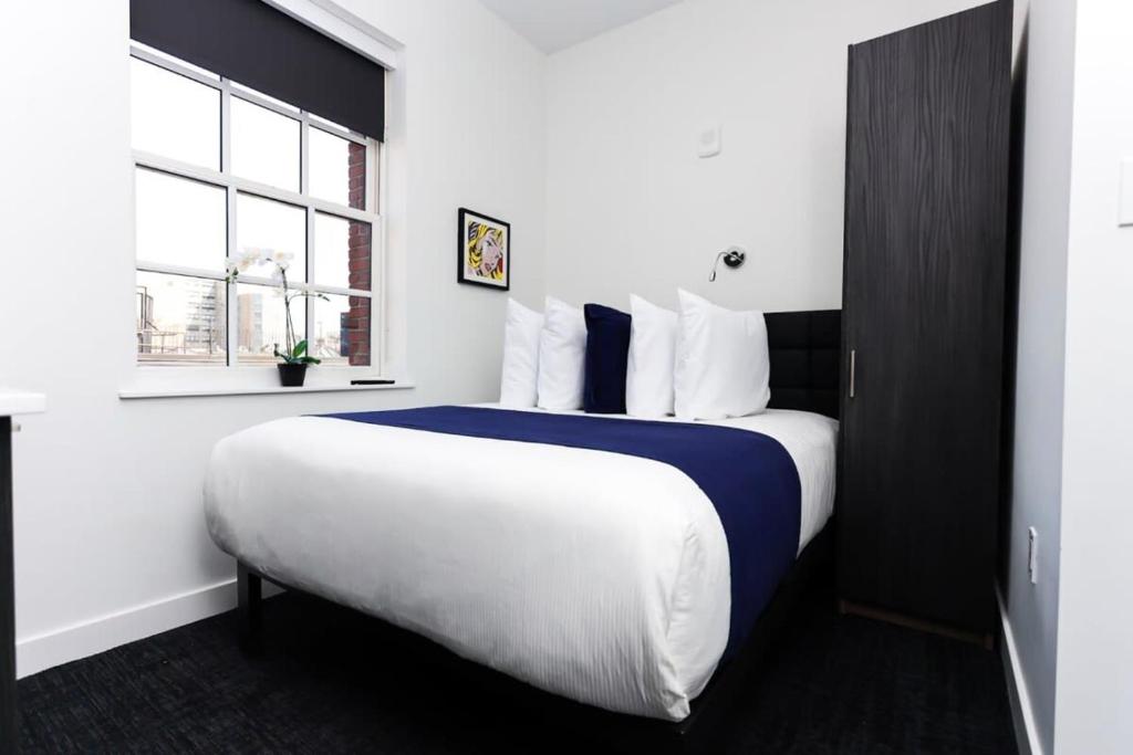 Tempat tidur dalam kamar di Modern Studio in Historic Boston - Unit #402