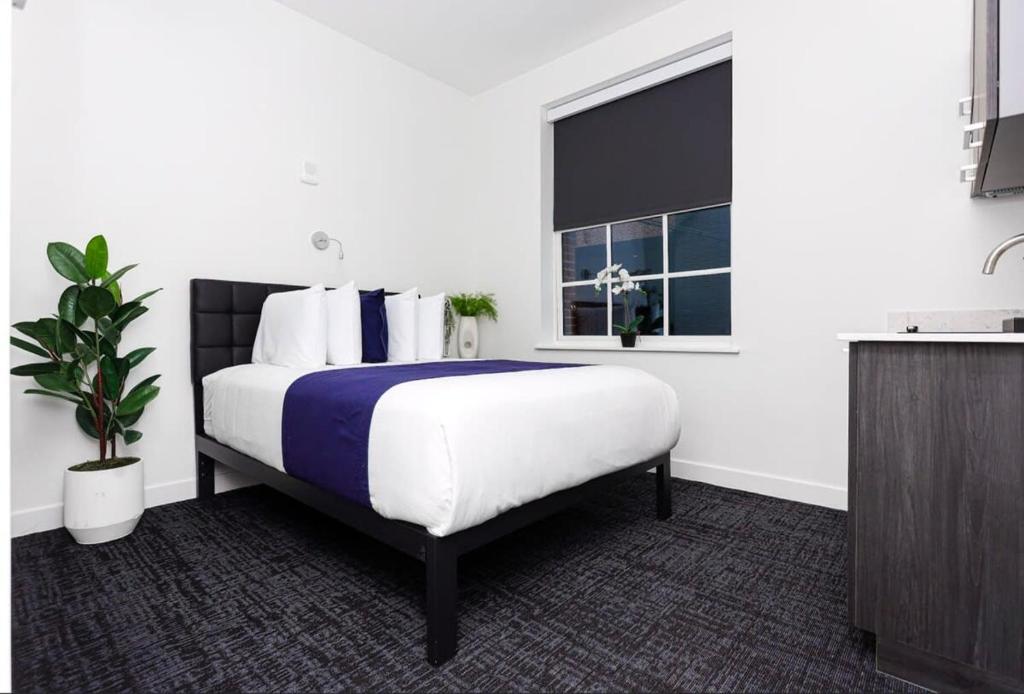 Ένα ή περισσότερα κρεβάτια σε δωμάτιο στο Modern Studio in Historic Boston - Unit #101