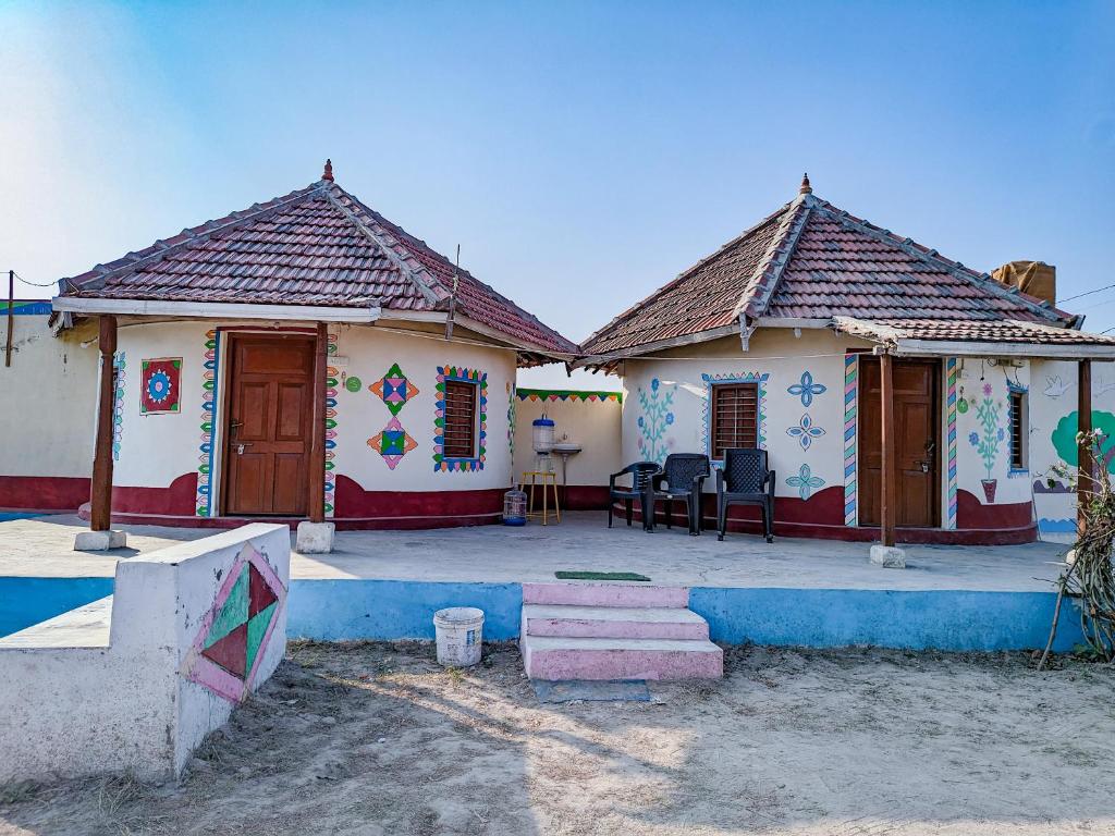 una casa con patio frente a ella en Vijay Homestay, en Dhordo