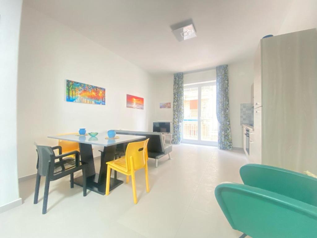 Una sala de estar con mesa de comedor y sillas. en Anfiteatro House, en Pozzuoli