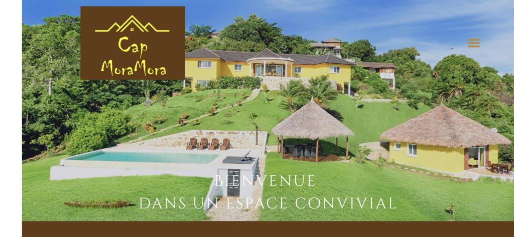 una imagen de una casa de lujo con piscina en Villa luxueuse avec une vue extraordinaire, en Andilana