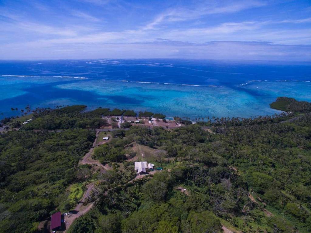 eine Luftansicht einer Insel im Meer in der Unterkunft Tobu House in Savusavu