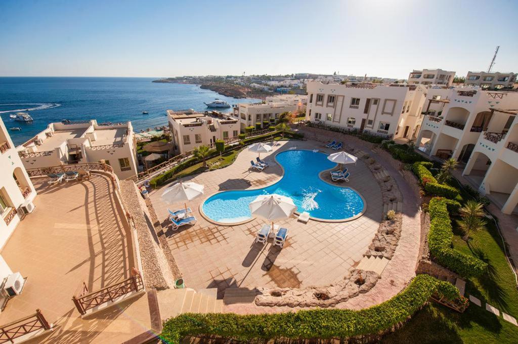 una vista aérea de un complejo con piscina en Holiday Sharm en Sharm El Sheikh