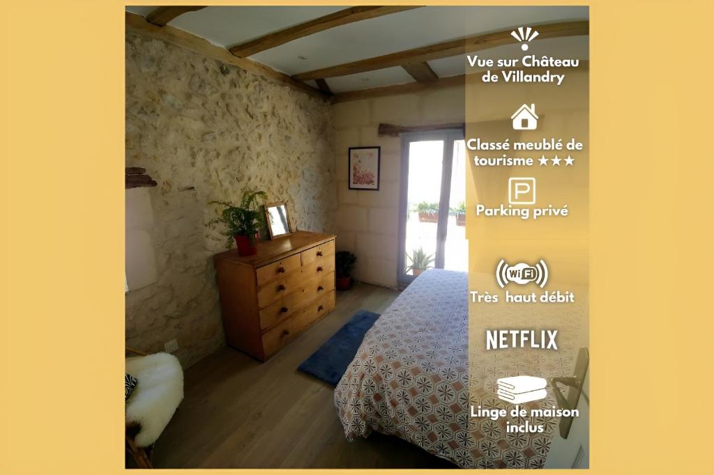 - un panneau indiquant une chambre avec un lit et une commode dans l'établissement La Bienheureuse Maison, vue sur le Château de Villandry, à Villandry