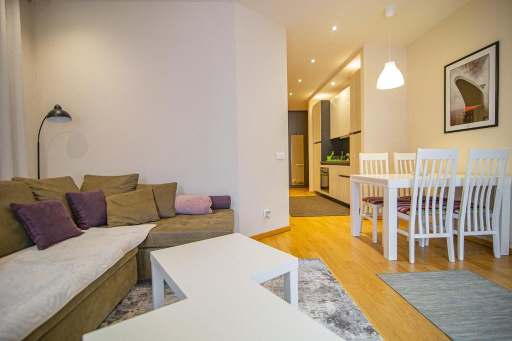 Uma área de estar em Luxury Kalman Centar Apartman