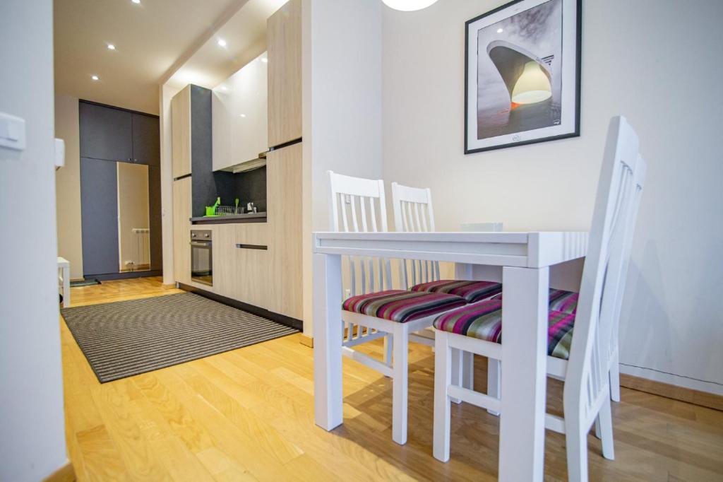 Uma televisão e/ou sistema de entretenimento em Luxury Kalman Centar Apartman