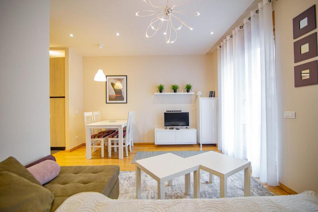 TV i/ili multimedijalni sistem u objektu Luxury Kalman Centar Apartman