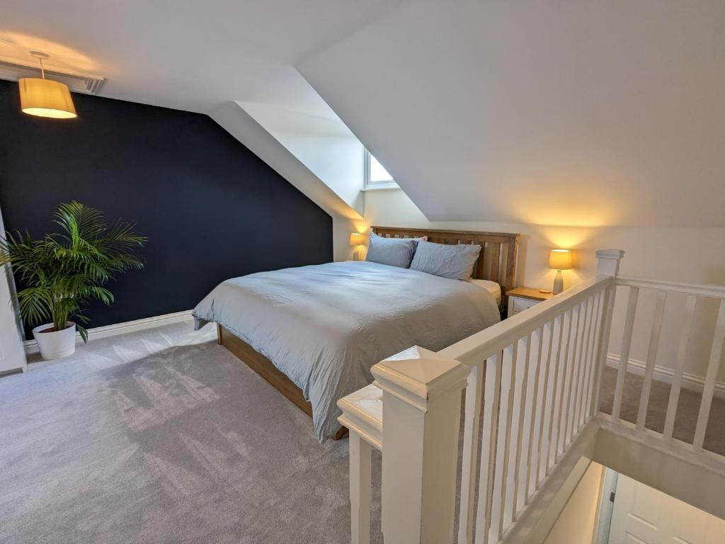 una camera con un letto con una parete blu di Stunning Super Kingsize Room - Cheltenham Festival a Cheltenham