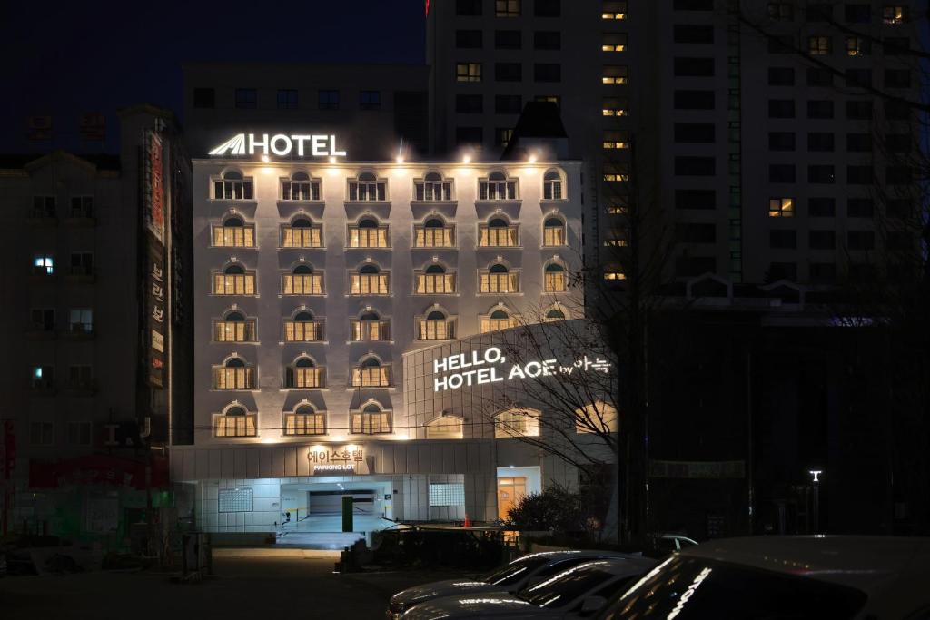 大田的住宿－From H Ace Hotel Daejeon by Aank，夜间标有标志的酒店大楼