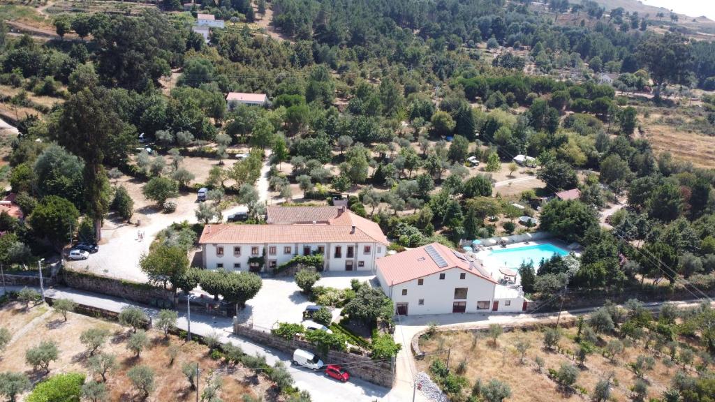 an aerial view of a house with a pool at Quinta das Cegonhas in Gouveia