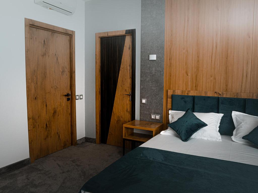 Art Plaza Hotel - Deluxe Double Room