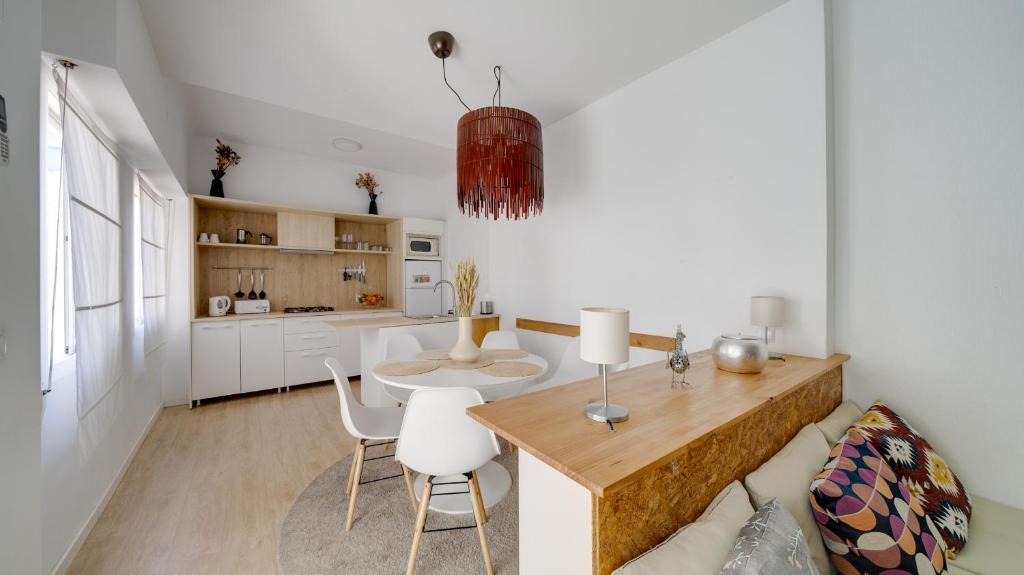 a kitchen and dining room with a table and chairs at Piso en Carolinas con 3 dormitorios in Alicante