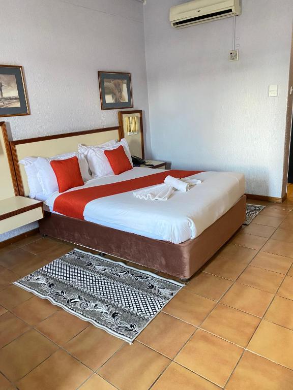 Postel nebo postele na pokoji v ubytování Gaborone Hotel