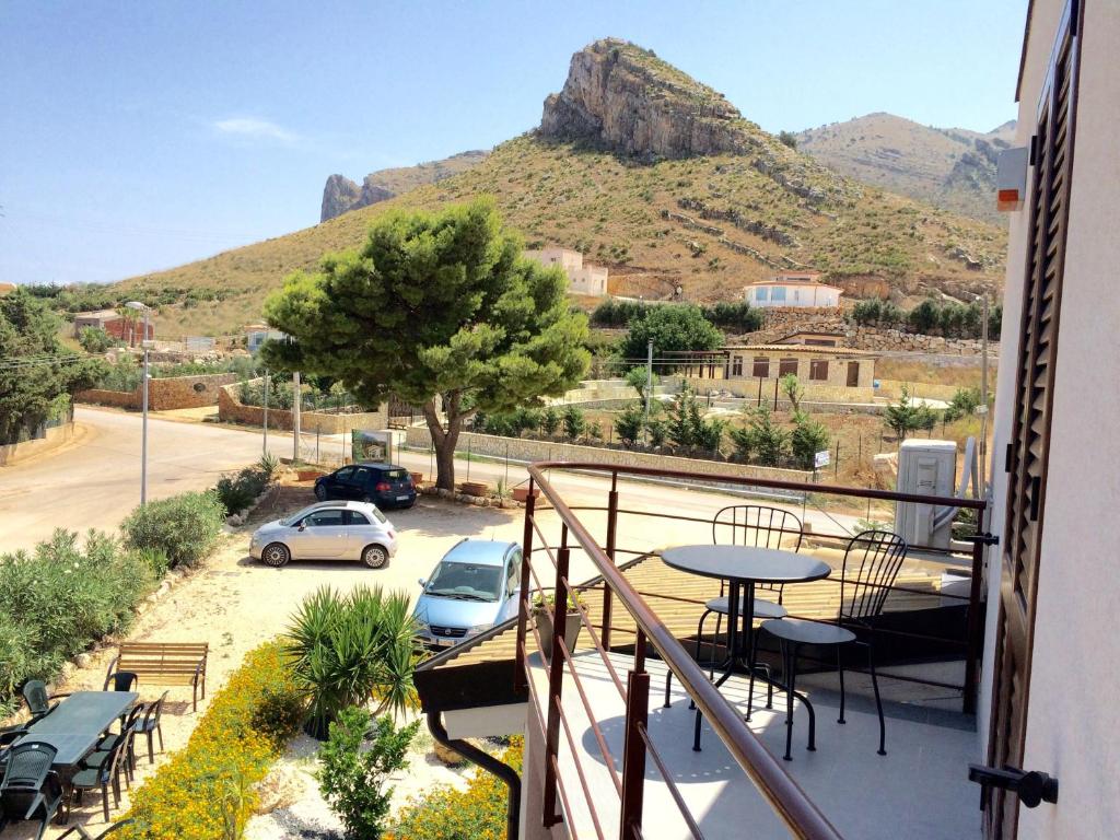 a balcony with a table and chairs and a mountain at Addisa Locazione Breve in Castellammare del Golfo