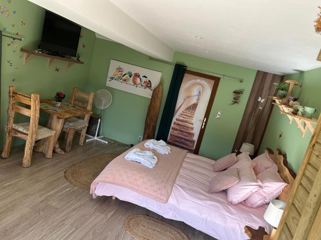 Postel nebo postele na pokoji v ubytování Aux murmures de la nature B&B