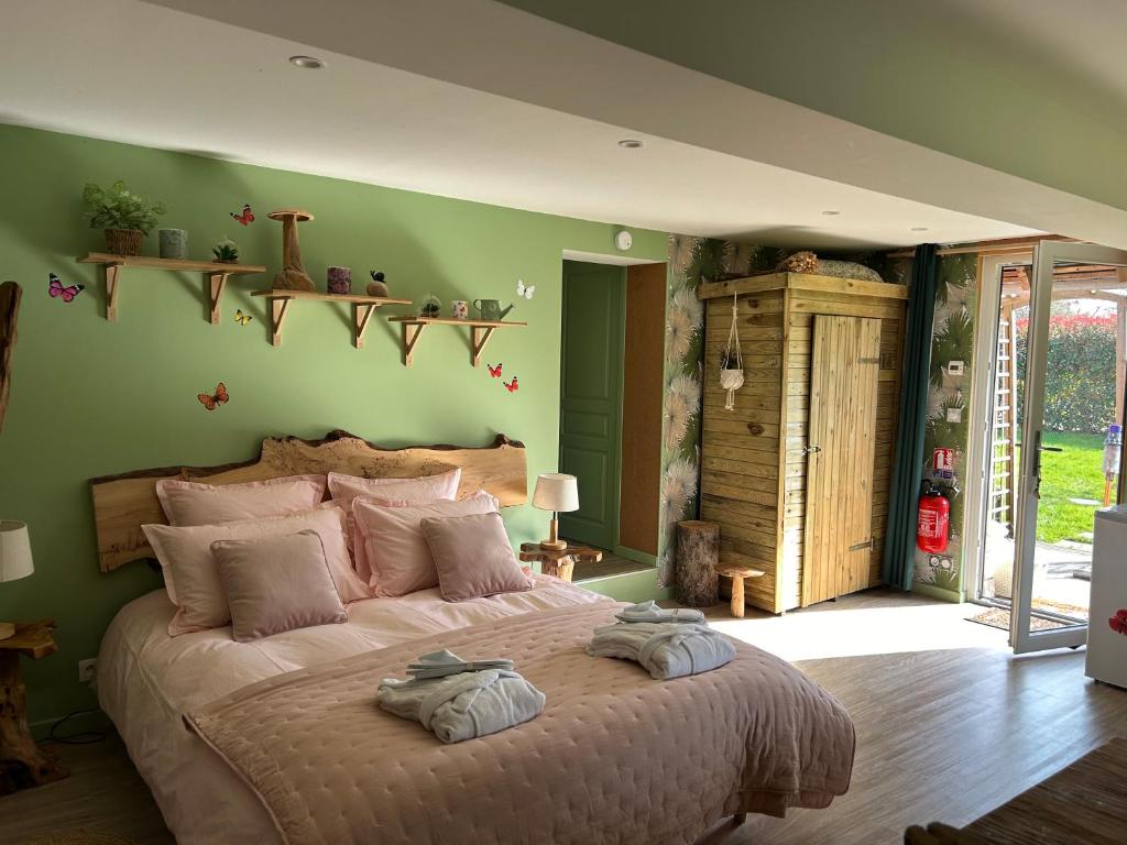 Postel nebo postele na pokoji v ubytování Aux murmures de la nature B&B