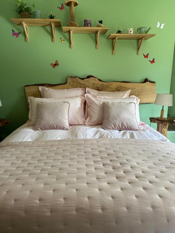 Postel nebo postele na pokoji v ubytování Aux murmures de la nature B&B