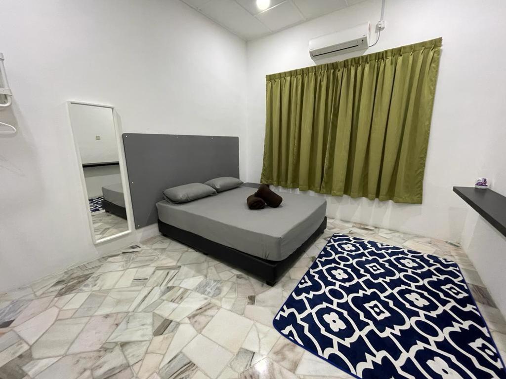 1 dormitorio con 1 cama con cortina verde y espejo en My Delima Home for MusIim, en Keluang