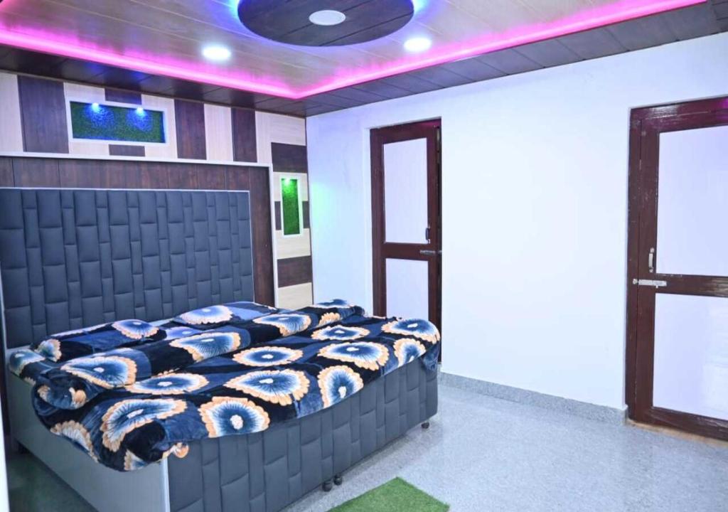 1 dormitorio con 1 cama en una habitación en Green valley homestay, en Khajjiar 
