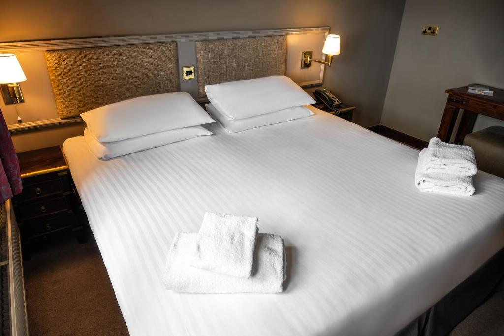 Postel nebo postele na pokoji v ubytování Pennine Manor Hotel