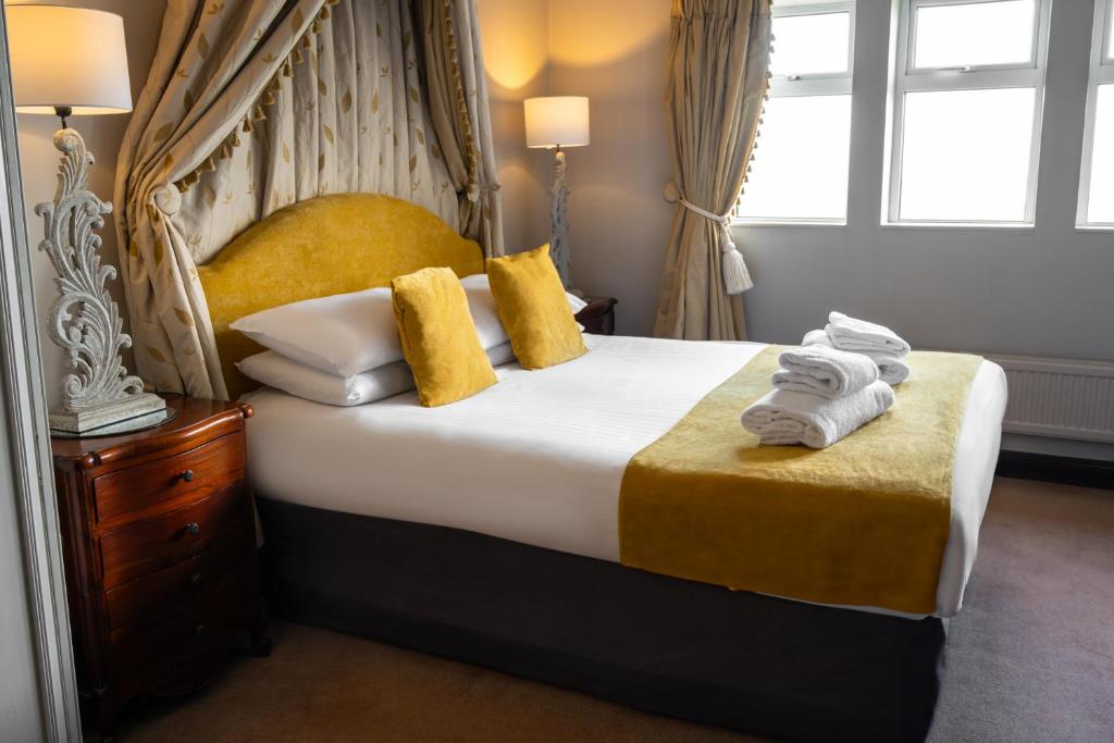 Postel nebo postele na pokoji v ubytování Pennine Manor Hotel