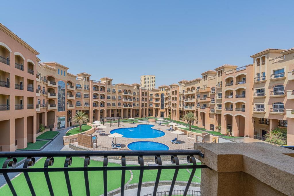 - une vue sur un complexe d'appartements avec une piscine dans l'établissement DV48 - Luminous 2BR in Diamond Views 1 Building, à Dubaï