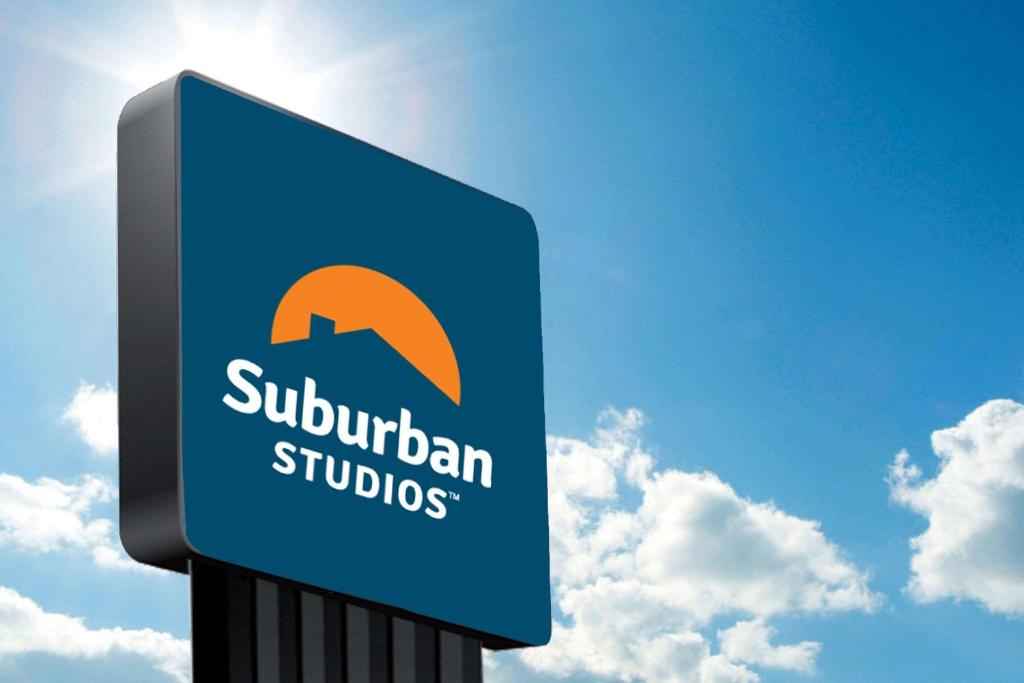 ein blaues Schild für suburianische Studios in der Unterkunft Suburban Studios in Cordele