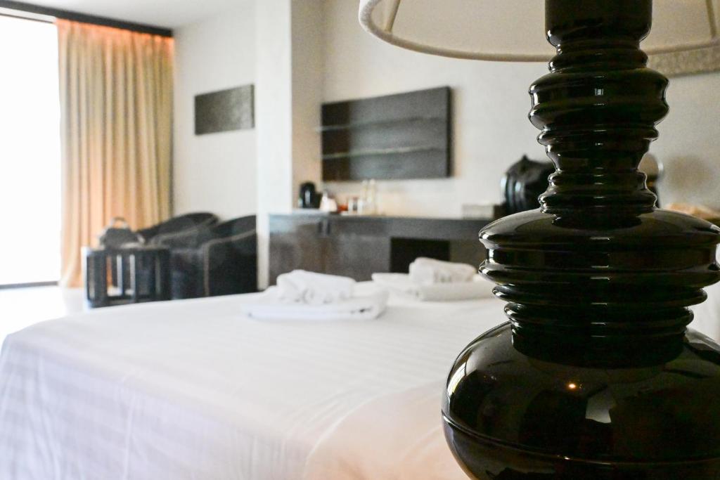 Postel nebo postele na pokoji v ubytování Dune Hua Hin Hotel
