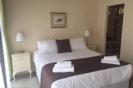 una camera da letto con un letto e due asciugamani di Hares Scrape at Tove Valley Cottages a Towcester