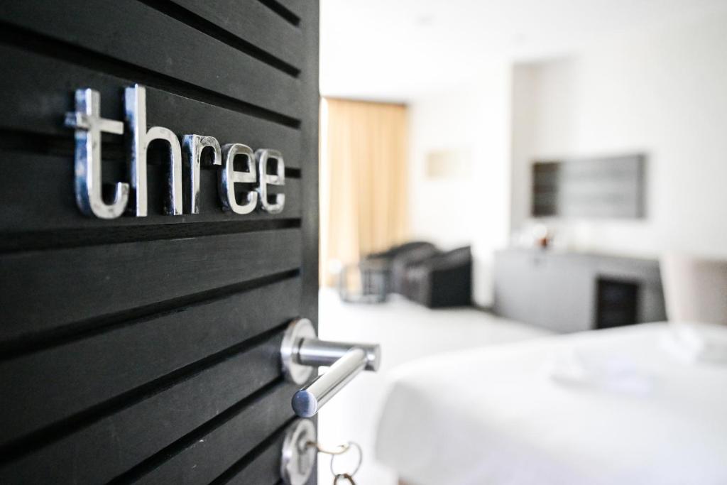 Postel nebo postele na pokoji v ubytování Dune Hua Hin Hotel