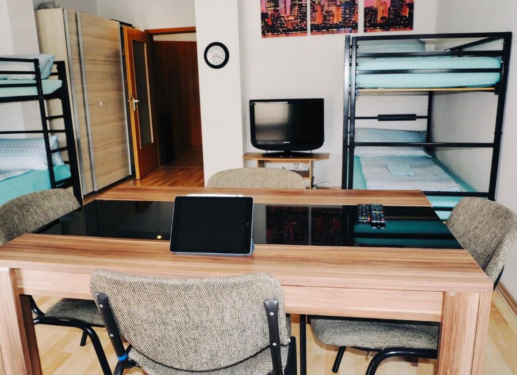 Zimmer mit einem Schreibtisch mit Stühlen und einem Laptop in der Unterkunft FÜRTH/NÜRNBERG Monteurwohnung in Fürth