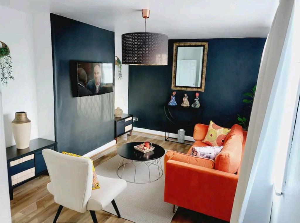 a living room with a couch and a table at COSY AND PRIVATE HOUSE CLOSE TO TOWN in Manchester