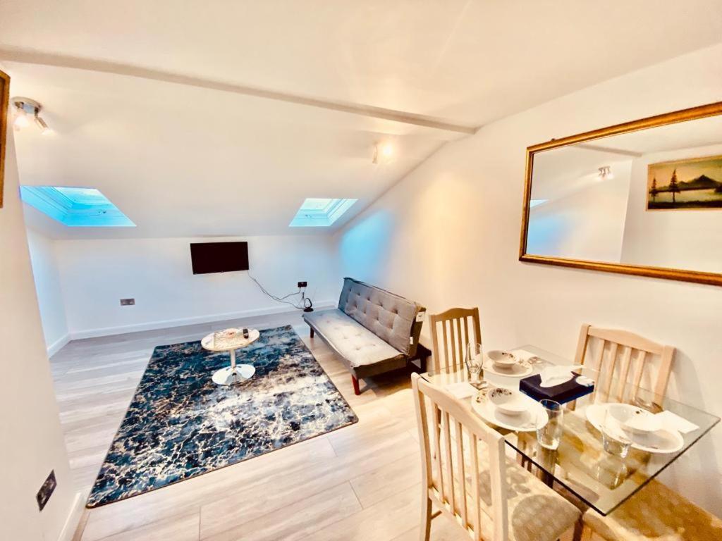 - un salon avec une table et un canapé dans l'établissement One Bedroom Apartment Wembley Stadium in London, à Londres