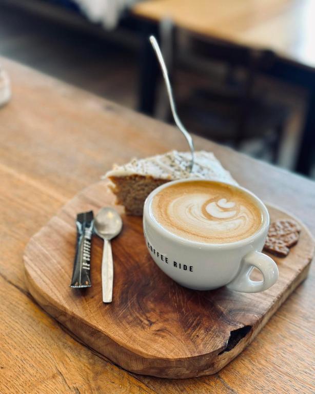 Příslušenství pro přípravu čaje a kávy v ubytování Le Coffee Ride Cycling Cafe