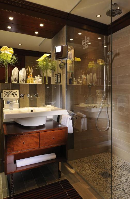 Koupelna v ubytování Relais & Châteaux Jagdhof Glashütte