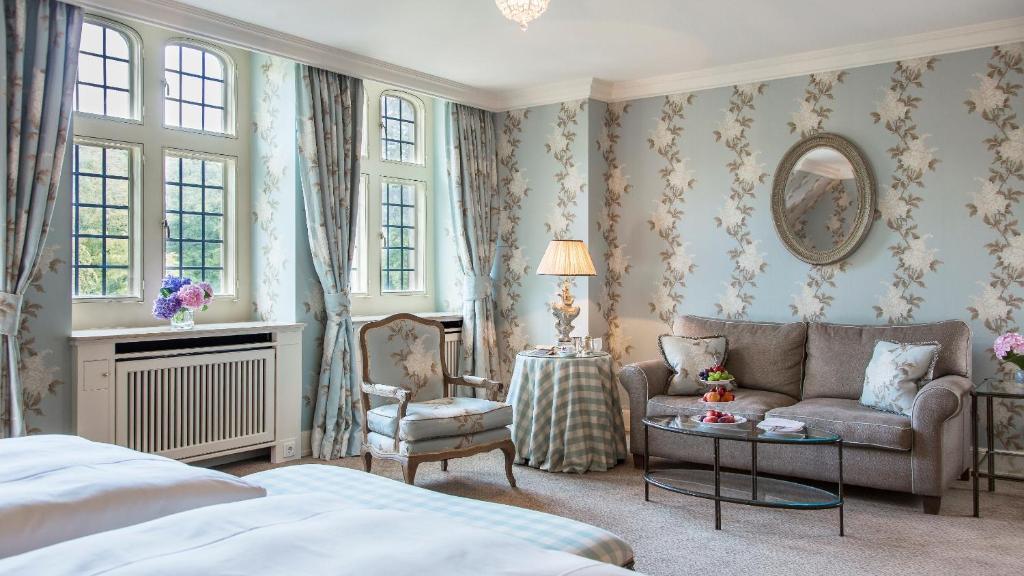 Postel nebo postele na pokoji v ubytování Schlosshotel Kronberg - Hotel Frankfurt